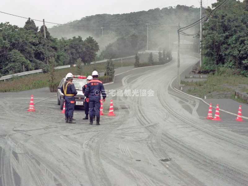 【2000(平成12)年噴火】 降灰中の交通規制