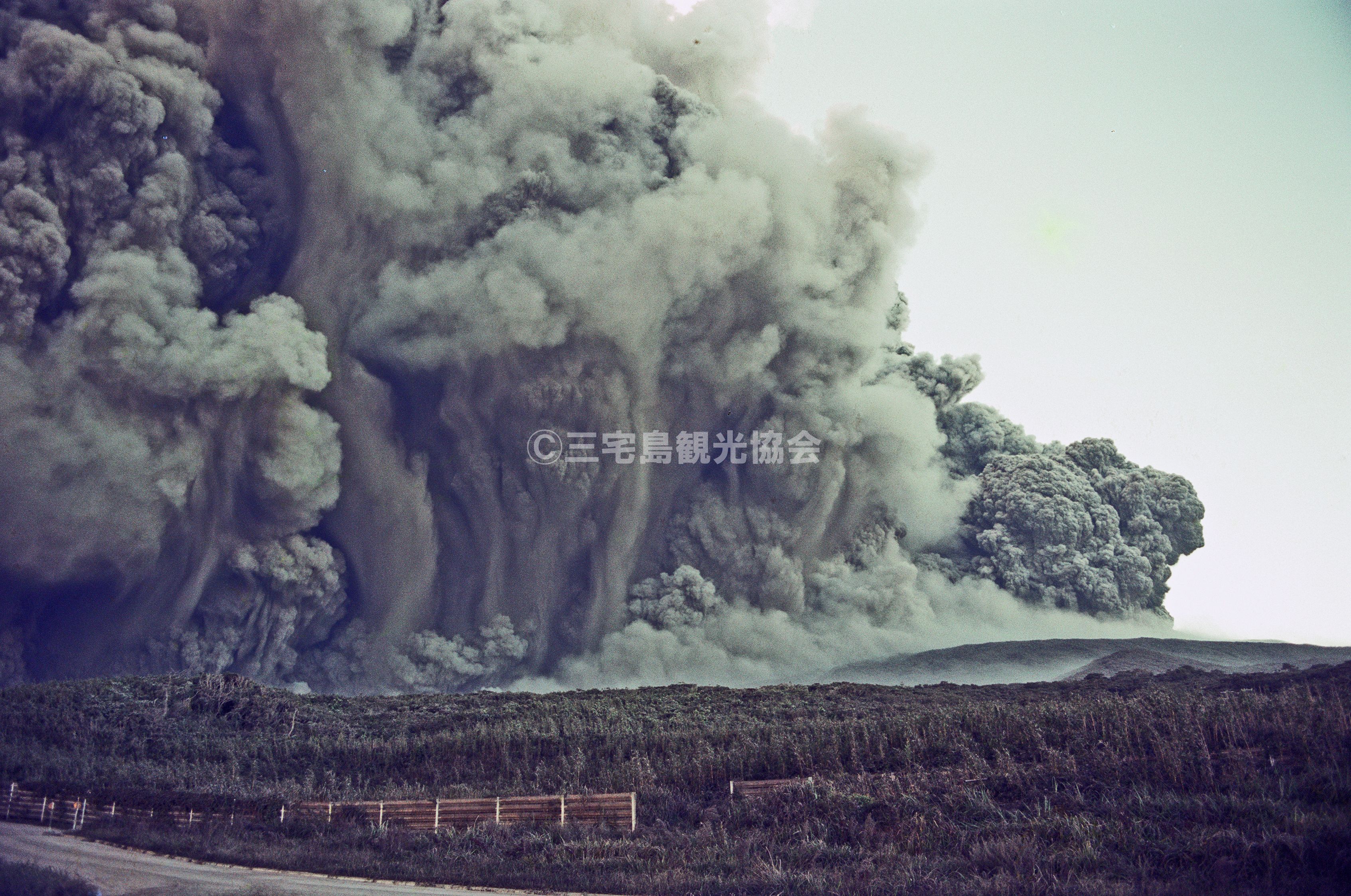 【2000(平成12)年噴火】 伊豆岬から見る噴煙・2