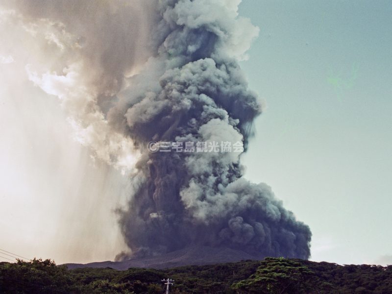 【2000(平成12)年噴火】 友地橋から見る噴煙・2
