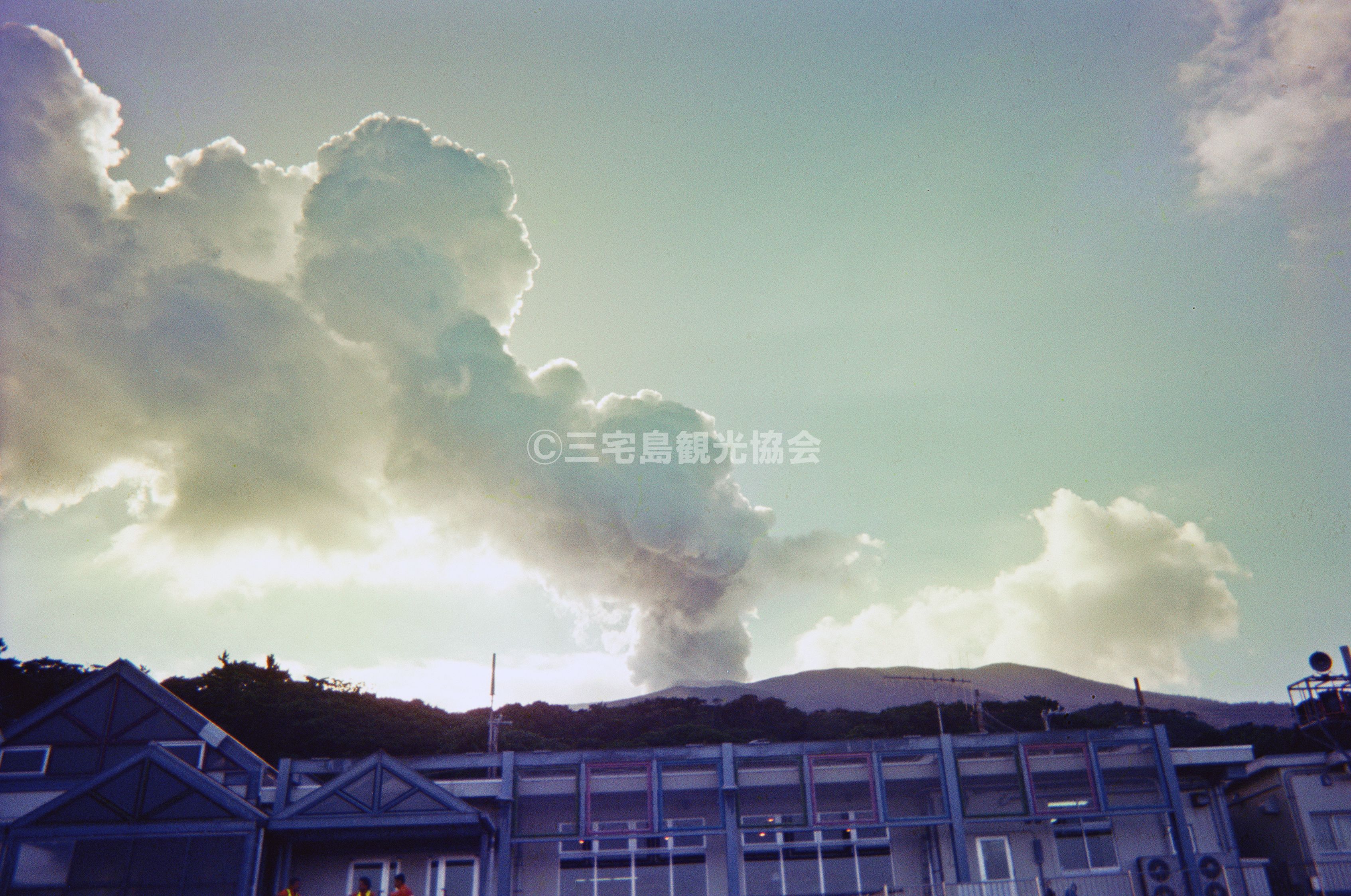 【2000(平成12)年噴火】 三宅島空港から見る噴煙・２