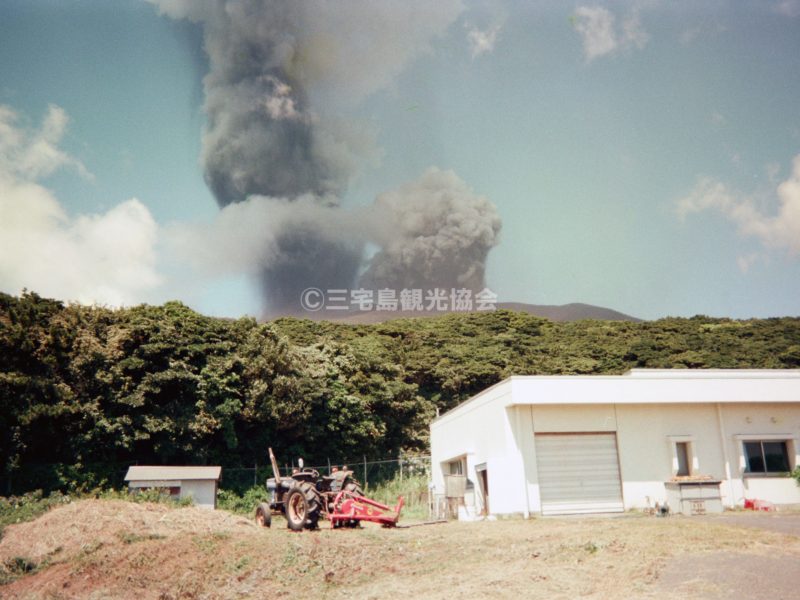 【2000(平成12)年噴火】 空港下から見る噴煙